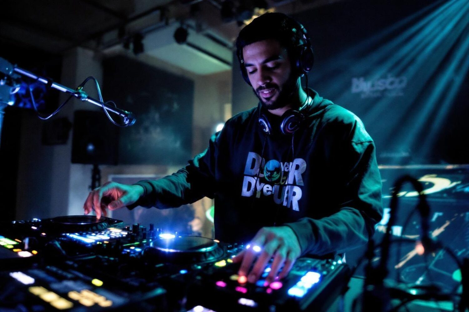 Comment devenir un DJ : parcours, matériel et conseils