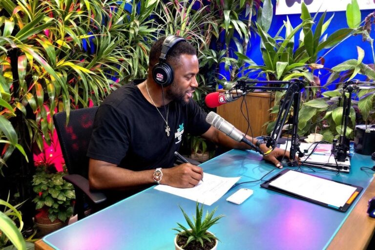 Radio Guadeloupe en direct : écouter les stations locales