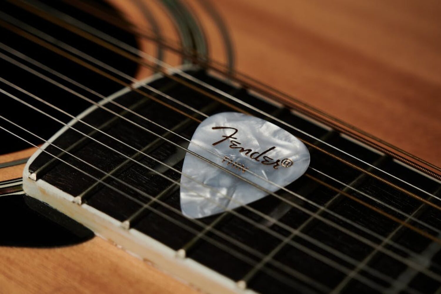 Comment accorder une guitare 12 cordes avec un accordeur : guide étape par étape