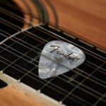 Apprenez à accorder facilement votre guitare 12 cordes grâce à notre guide étape par étape avec un accordeur. Conseils pratiques pour un son parfait.