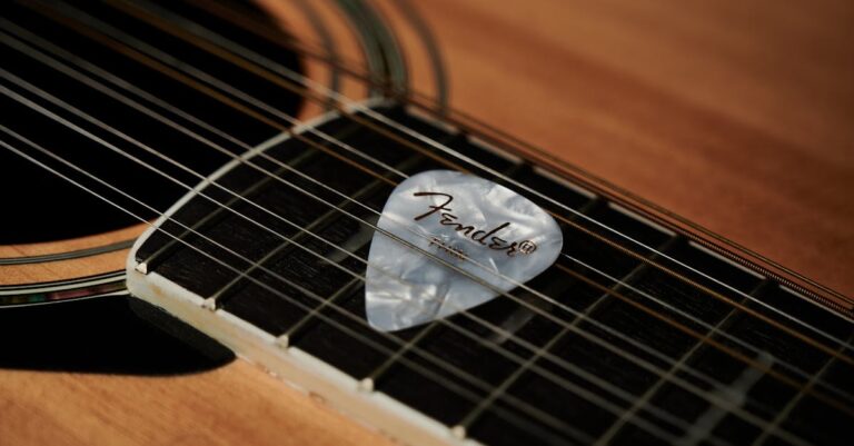 Apprenez à accorder facilement votre guitare 12 cordes grâce à notre guide étape par étape avec un accordeur. Conseils pratiques pour un son parfait.