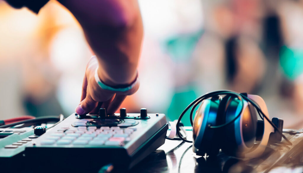 Découvrez comment réussir un live hybride en combinant instruments live et mix DJ pour une performance unique et dynamique.