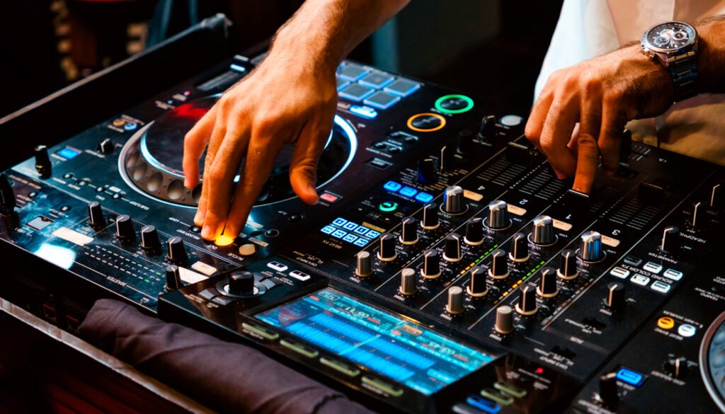 Découvrez comment réussir un live hybride en combinant instruments live et mix DJ pour une performance unique et dynamique.