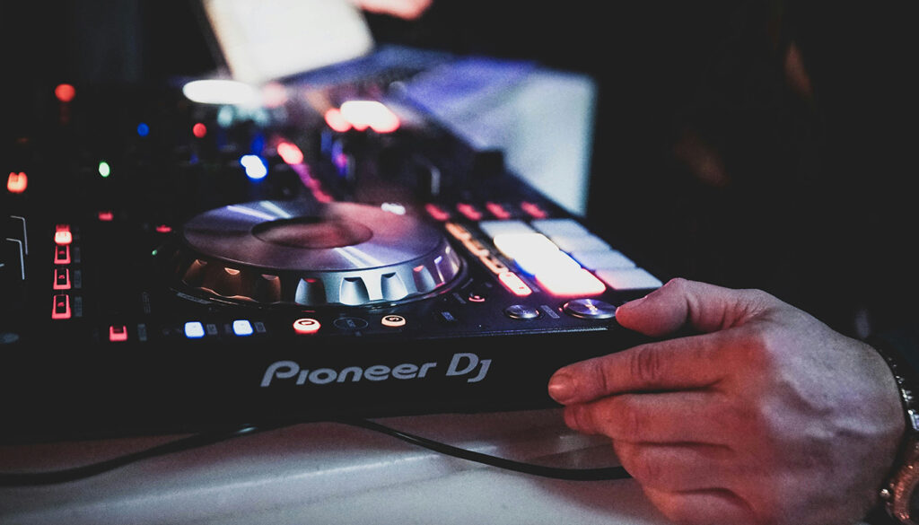 Découvrez comment réussir un live hybride en combinant instruments live et mix DJ pour une performance unique et dynamique.