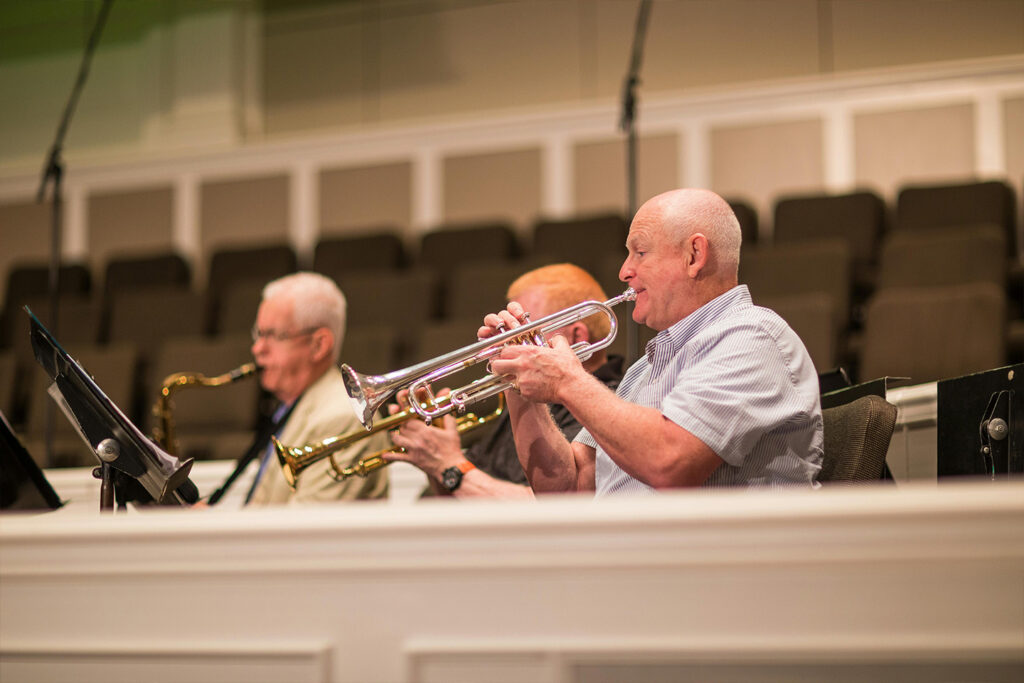 Trop vieux pour apprendre la musique ? Découvrez tous les bienfaits des cours d'instrument après 65 ans !