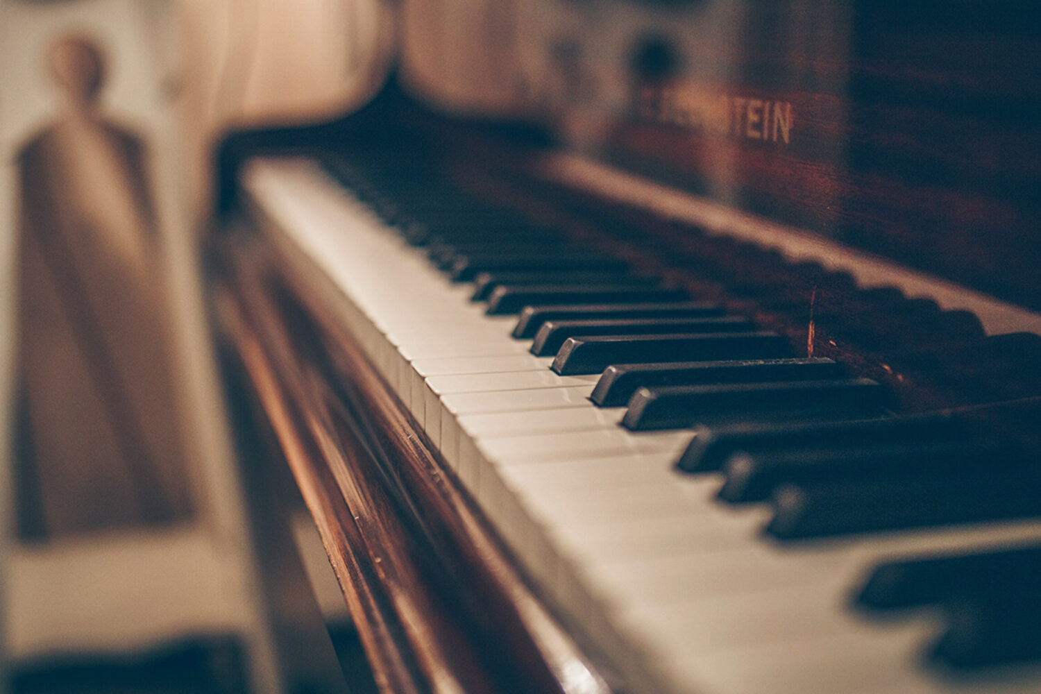 Comment choisir son premier piano : guide complet pour débutants