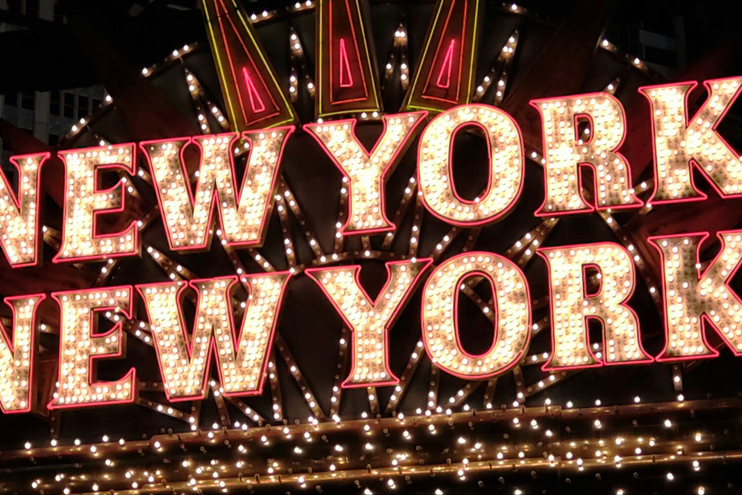 Vivre la musique en grand : l&rsquo;impact indéniable des scènes new-yorkaises sur notre culture.