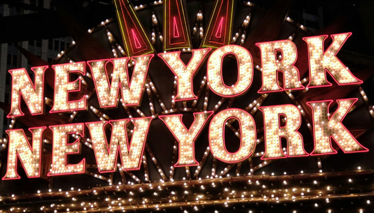 Découvrez comment les scènes musicales de New York ont profondément influencé et façonné notre culture, offrant une expérience sonore unique et grandiose.