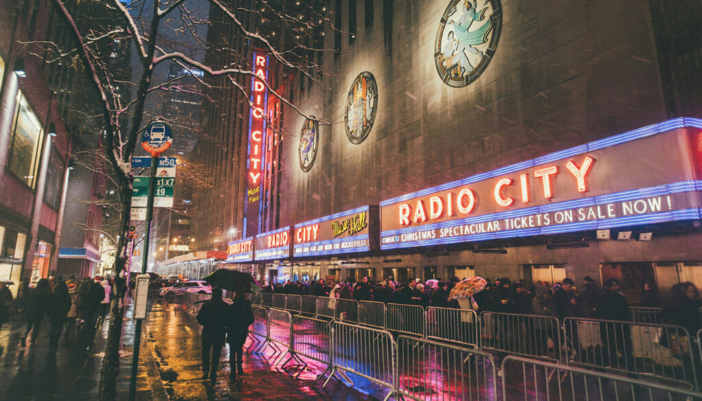 Découvrez comment les scènes musicales new-yorkaises influencent profondément notre culture, en offrant une expérience sonore unique et authentique qui façonne notre manière de vivre la musique.