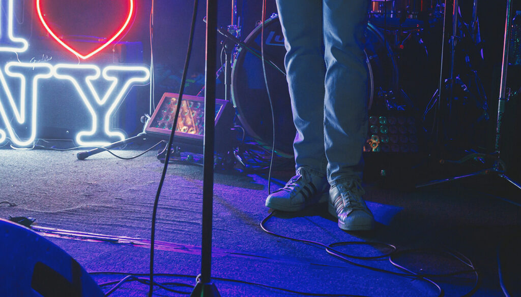 Découvrez comment les scènes musicales new-yorkaises influencent profondément notre culture, en offrant une expérience sonore unique et authentique qui façonne notre manière de vivre la musique.