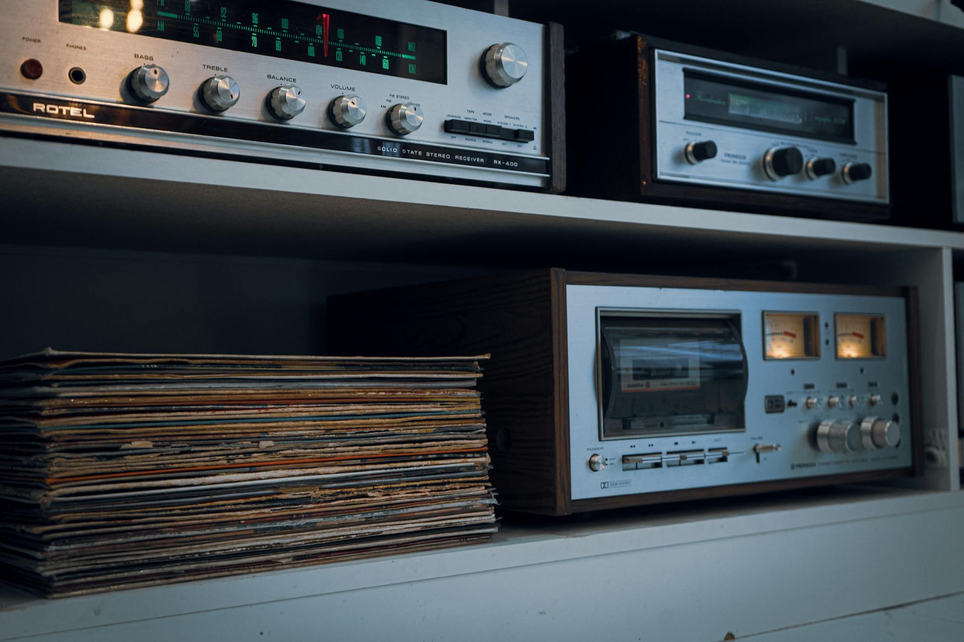 Plateformes numériques dédiées aux classiques musicaux — radio vintage avec disques vinyles