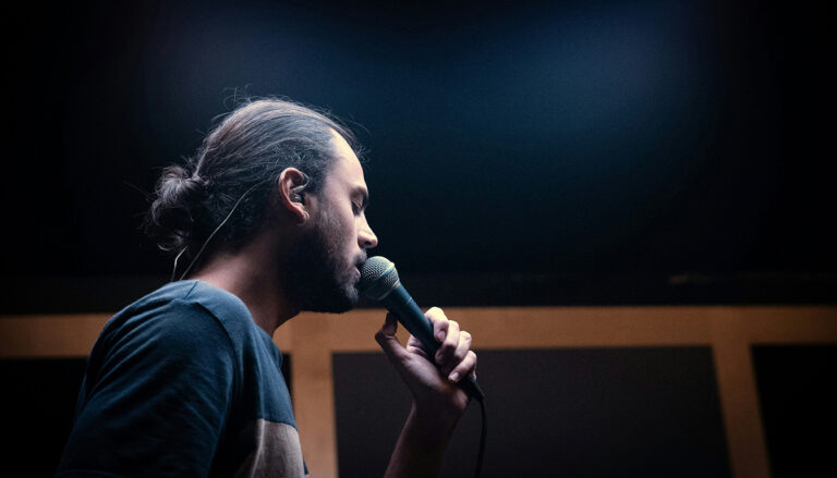 Découvrez comment un coach artistique guide et soutient les artistes pour améliorer leur performance et révéler tout leur potentiel.