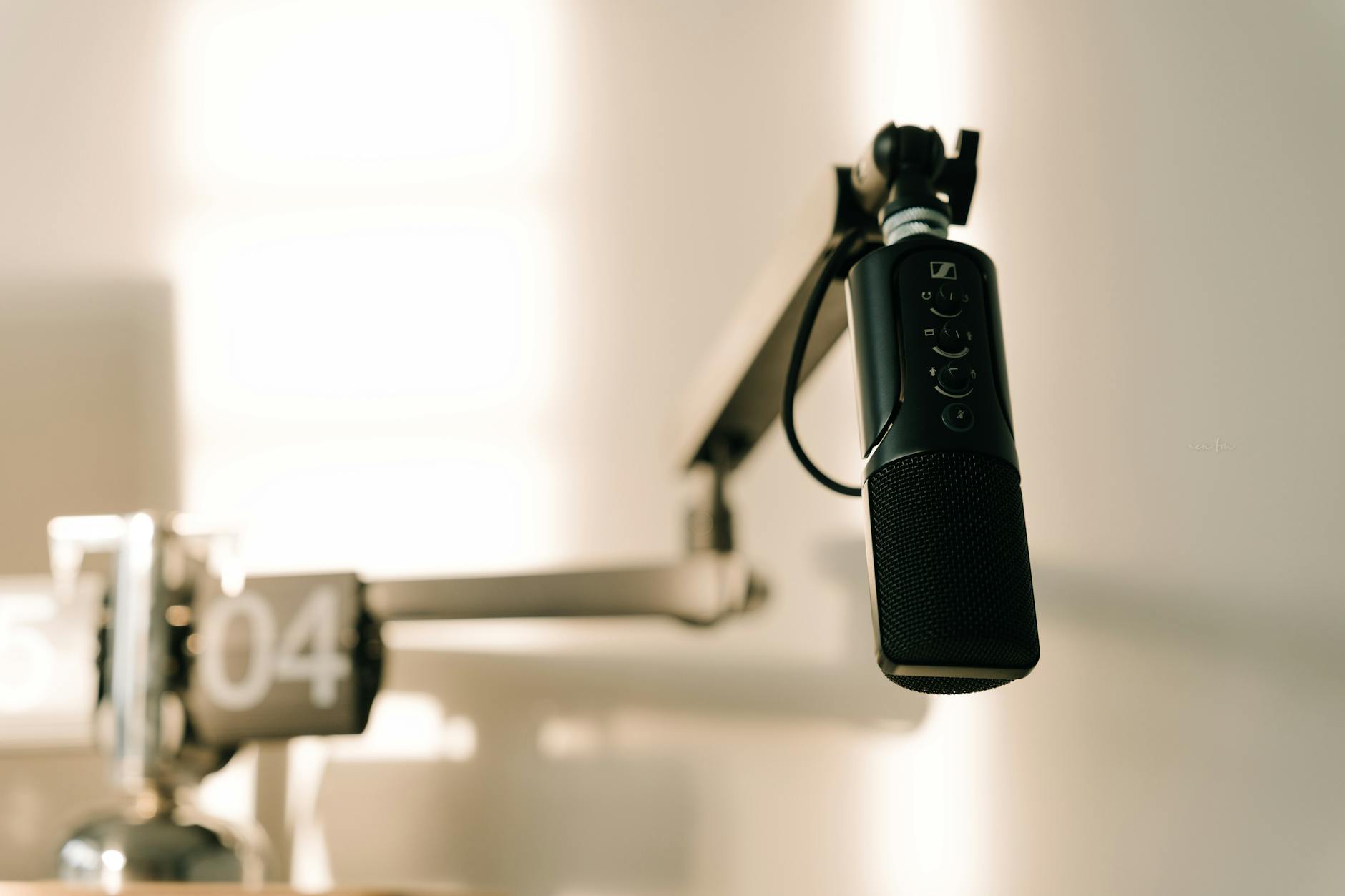 Définir le concept et choisir le bon format — studio d'enregistrement podcast avec microphone