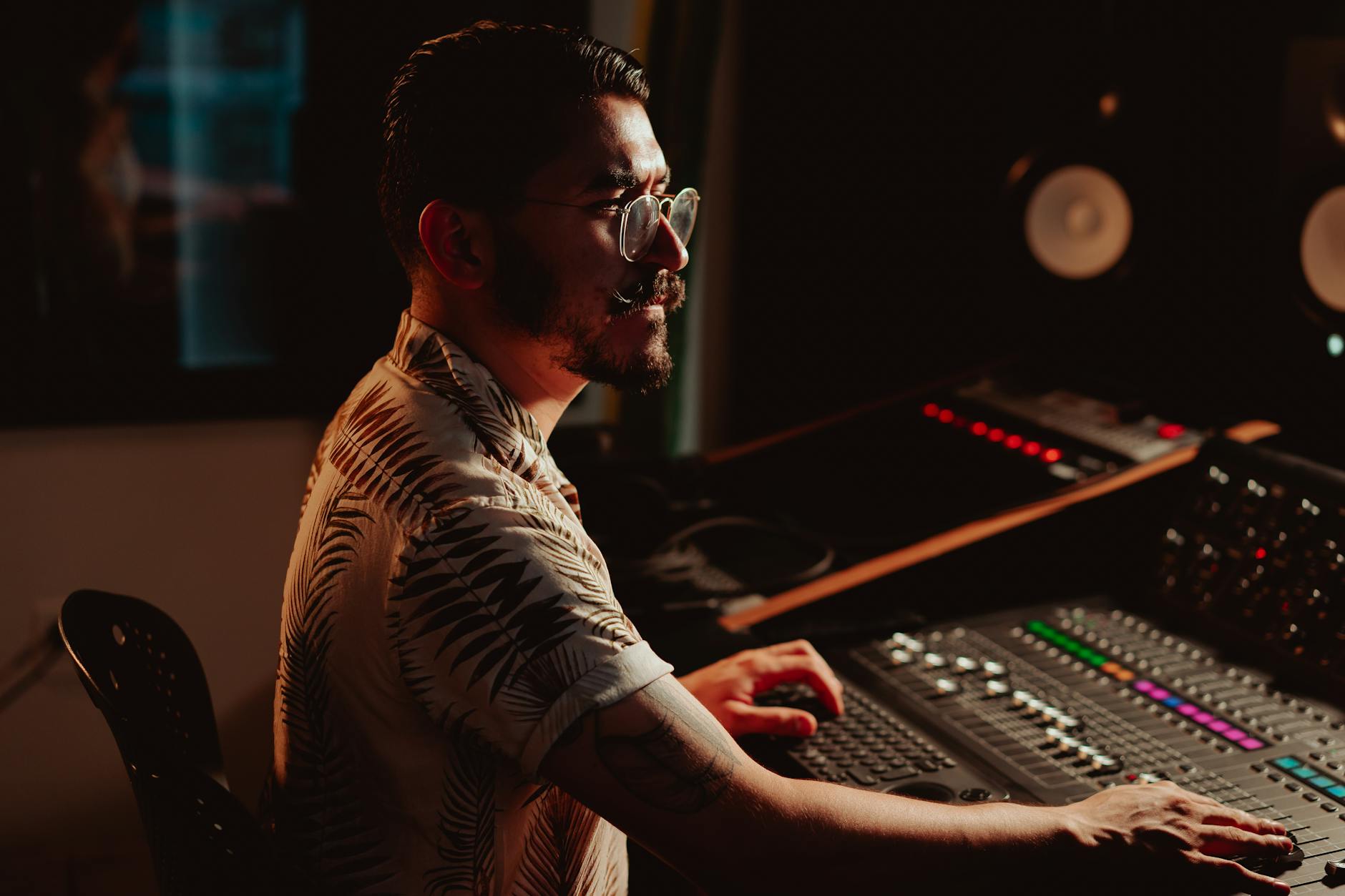 Qu'est-ce que le métier de sound designer — designer sonore travaillant en studio