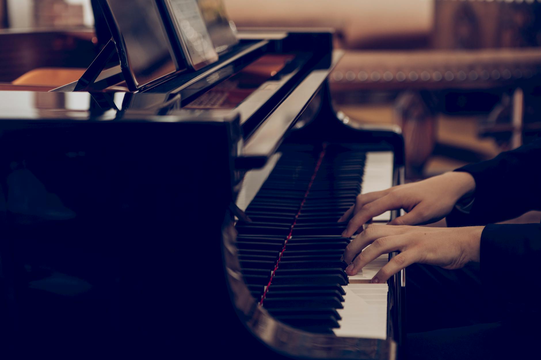 Pianistes français de musique classique : des salons romantiques aux scènes contemporaines — pianiste français jouant piano