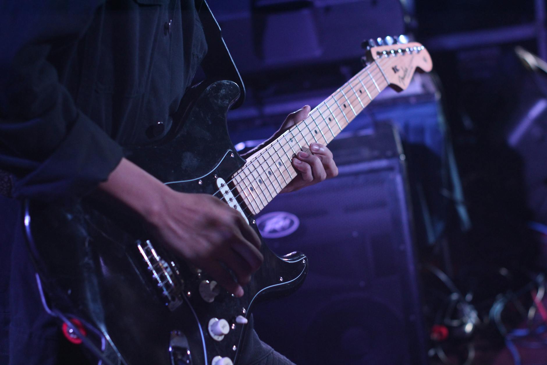 Yngwie Malmsteen, des rues de Stockholm aux studios américains : un parcours musical taillé pour le shred — Yngwie Malmsteen jouant de la guitare électrique