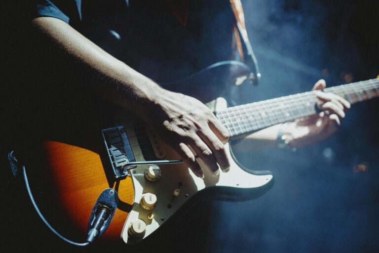 Yngwie Malmsteen parcours, style néo-classique — Yngwie Malmsteen jouant de la guitare électrique