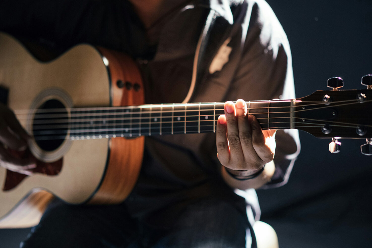 Peut-on apprendre la guitare seul ? Conseils pour bien débuter