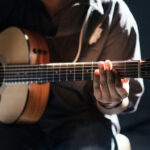 Peut-on apprendre la guitare seul ? Conseils pour bien débuter