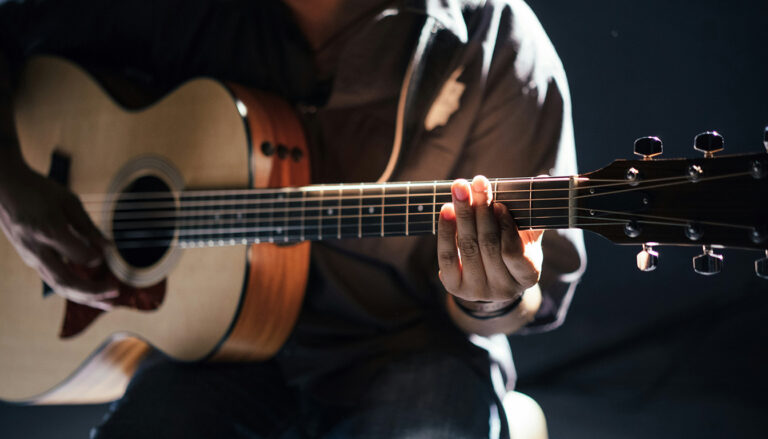 Peut-on apprendre la guitare seul ? Conseils pour bien débuter