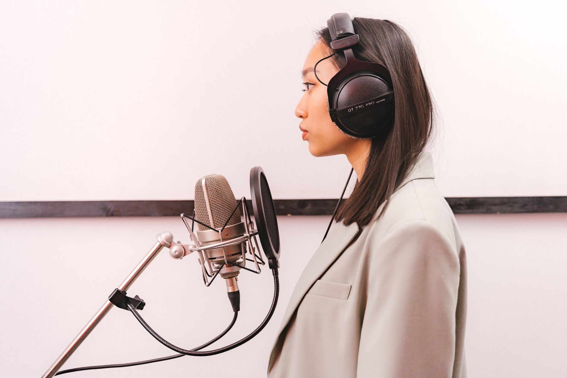 Que signifie réellement bien chanter — personne chantant dans un studio