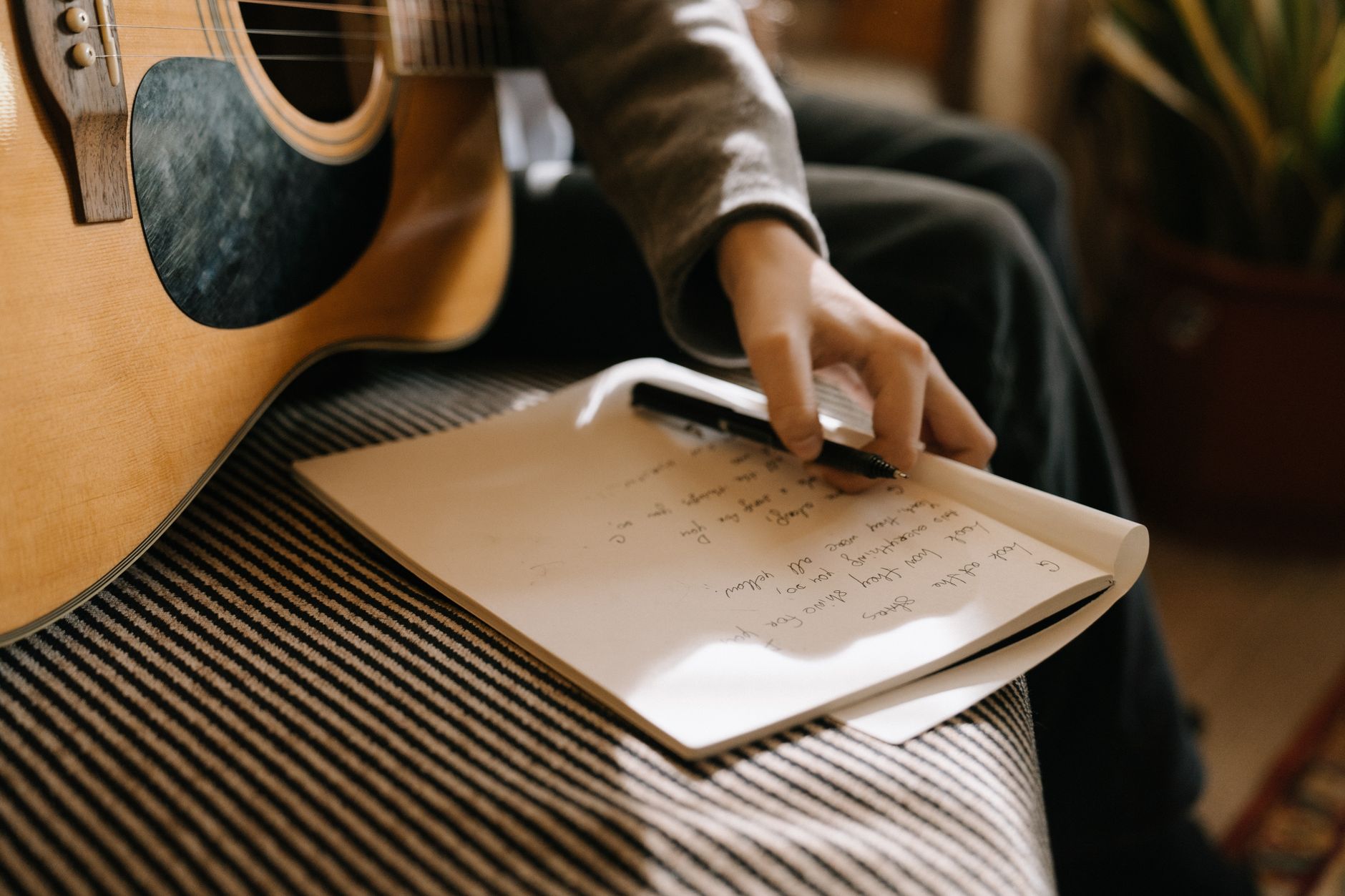 Trouver l'inspiration et choisir son sujet musical — musicien écrivant des paroles de chanson