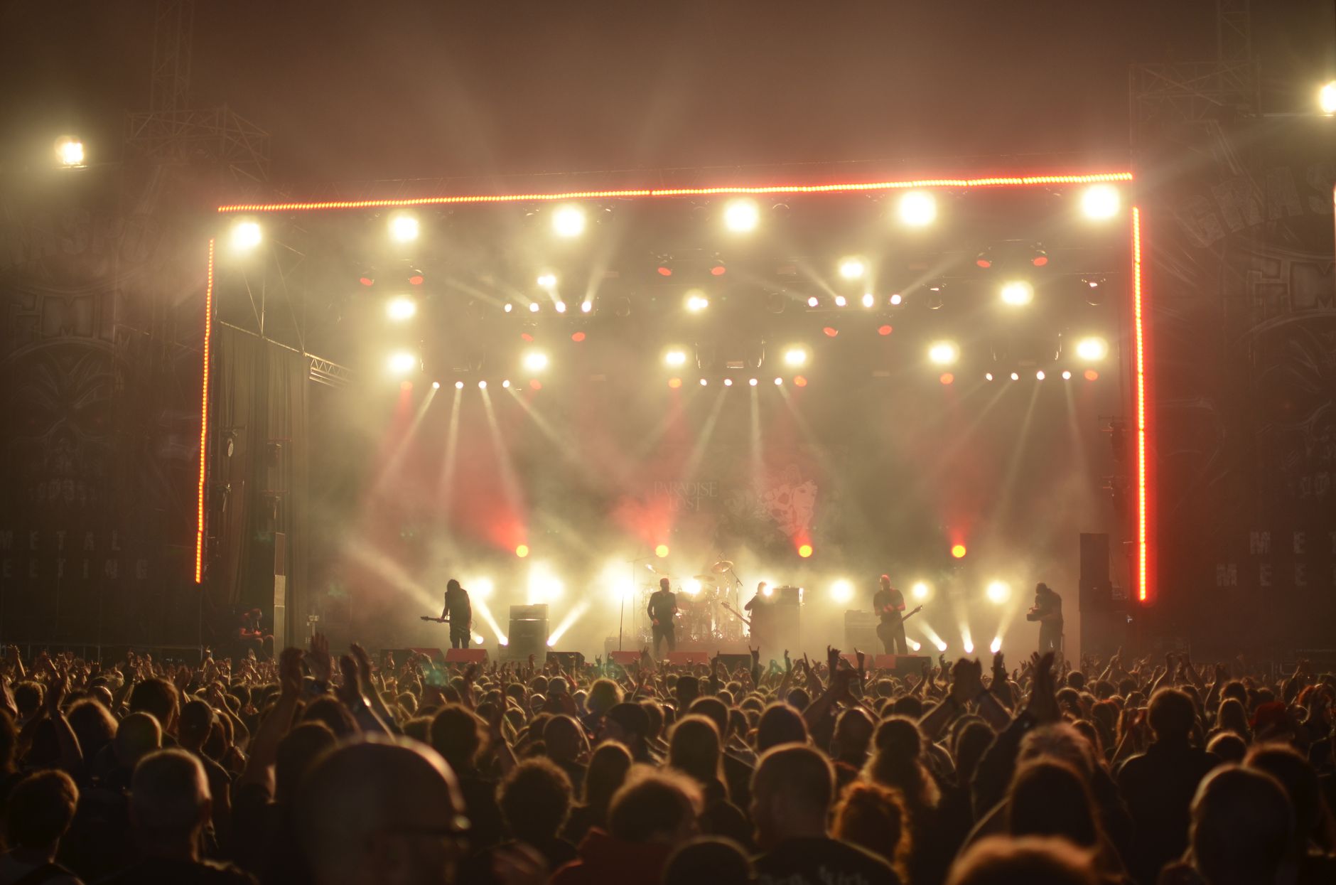 Les dates incontournables du concert AC/DC 2025 à Paris : le Stade de France entre fièvre et légende — concert AC/DC scène lumières foule