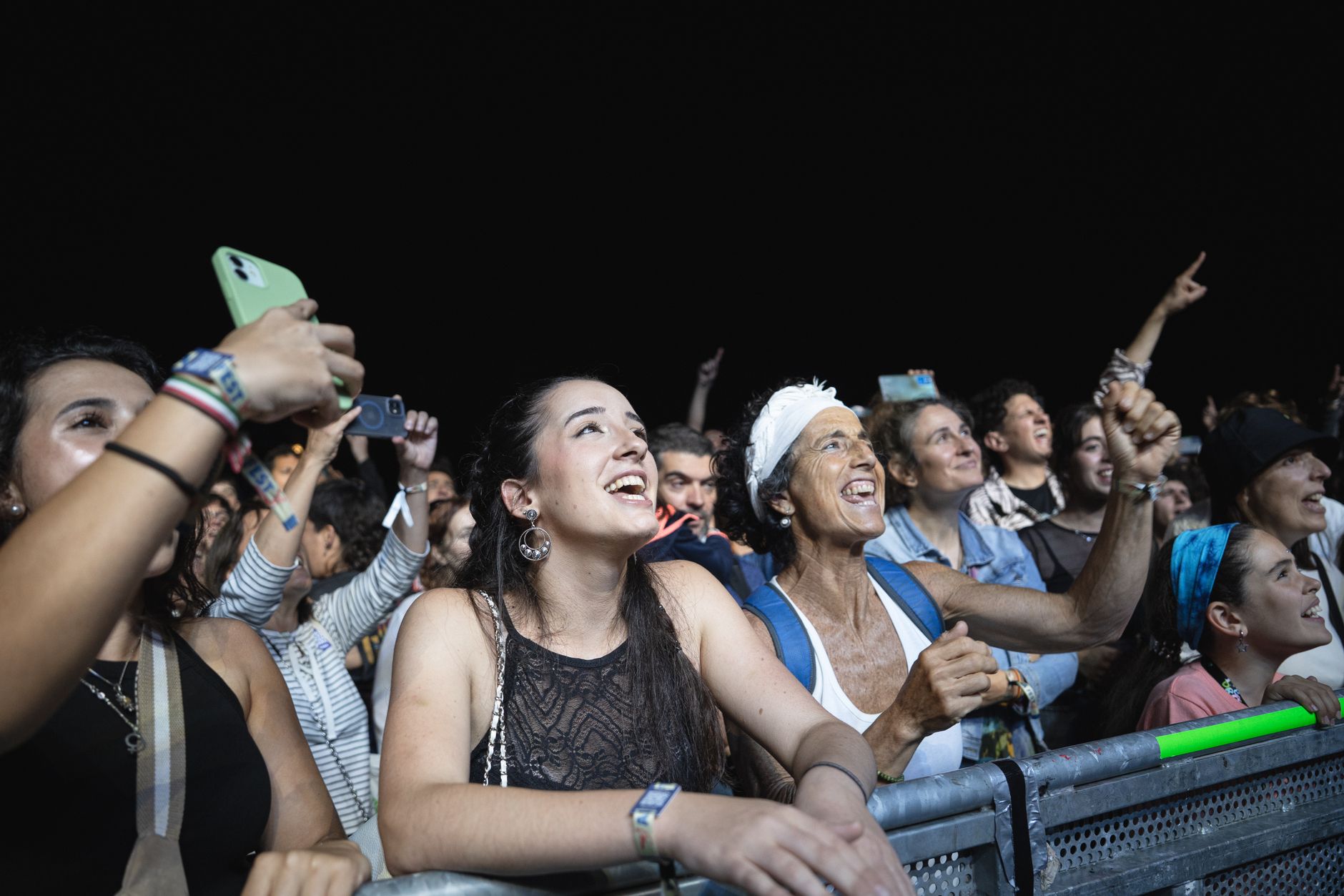 Jeudi 12 juin 2025 : ouverture avec Pascal Obispo, icône de la scène française — public en concert acclamant