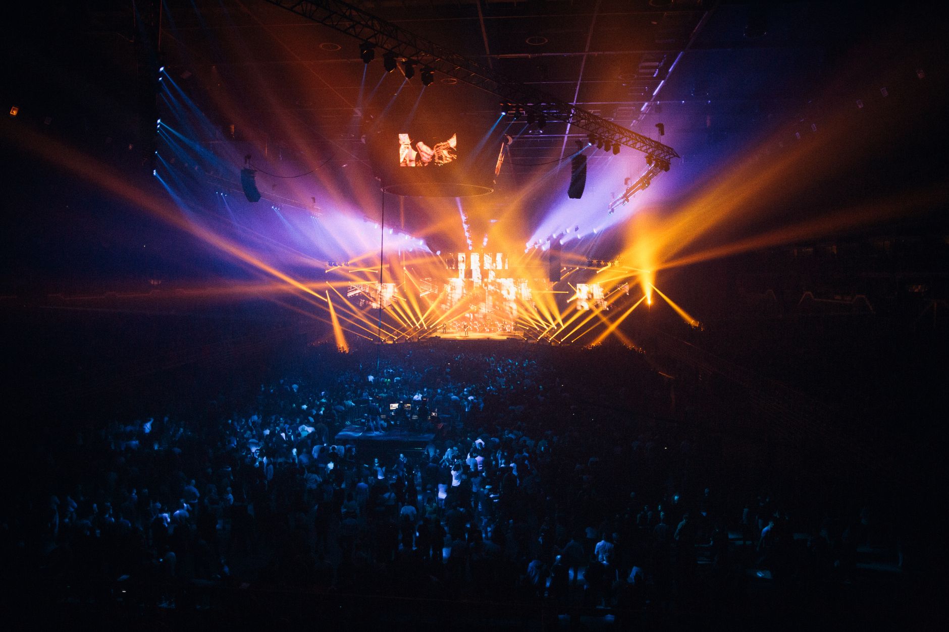 Hans Zimmer en France en 2026 : calendrier, villes et salles phares de la tournée — scène de concert Hans Zimmer lumières
