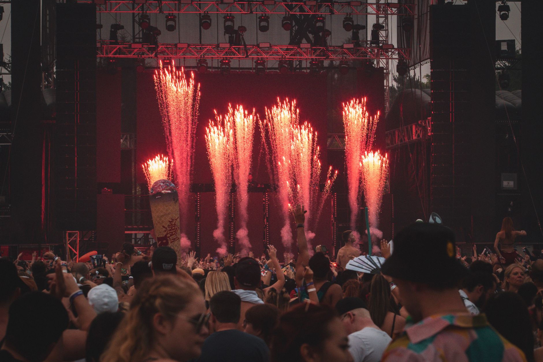 Nuit de l’Erdre 2026 : suivre la programmation musicale sans se fier aux rumeurs — festival de musique nuit foule scène
