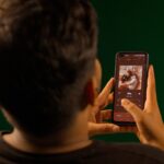 Trouver une chanson en fredonnant — personne fredonnant chanson application smartphone