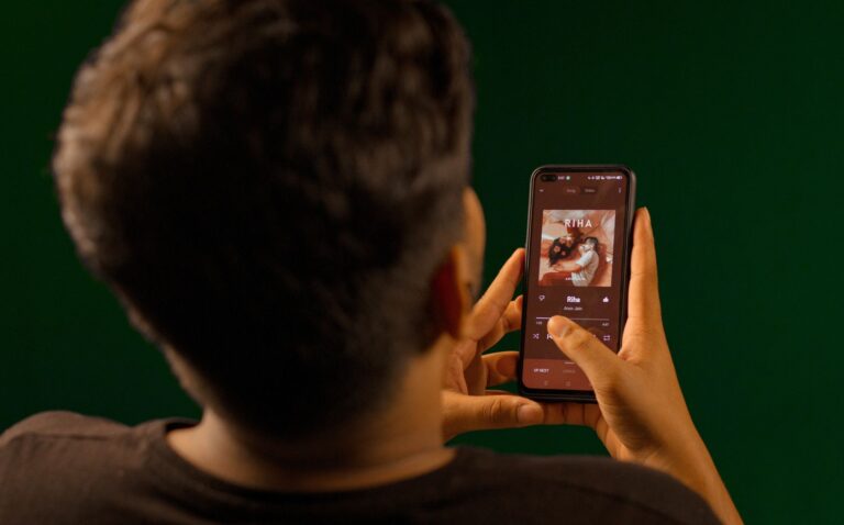 Trouver une chanson en fredonnant — personne fredonnant chanson application smartphone