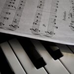 Apprendre le piano seul est-ce — gros plan sur les touches de piano