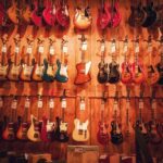 Meilleures marques de guitares électriques — guitares électriques sur un présentoir